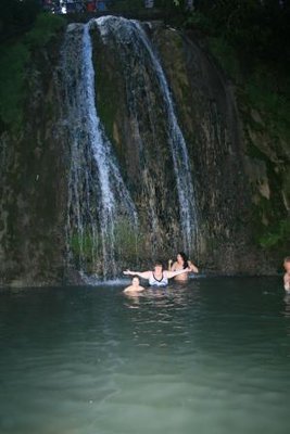 Купание в горном водопаде